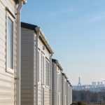 Mobile home aligne sous ciel bleu en périphérie de Paris