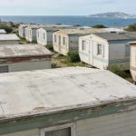 Rangées de vieux mobil homes alignés dans un camping près de Marseille
