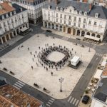 vue aerienne de Bayonne avec foule sur place centrale