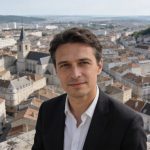 vue aerienne de Besancon avec immeubles denses