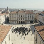 vue aerienne de Calais avec foule sur la place centrale