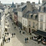 vue aerienne de Quimper avec habitants dans les rues