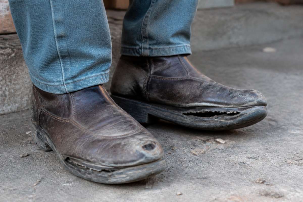 Baskets usees bottes cuir abime semelle dechire
