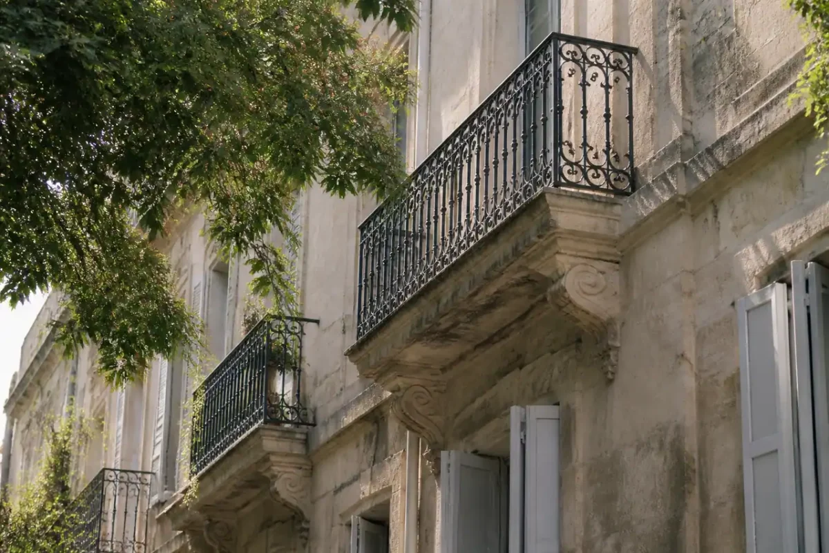 Facade ancienne en pierre avec balcons en fer