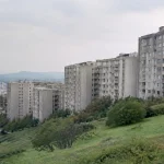 Grands immeubles gris en beton alignes sur une colline