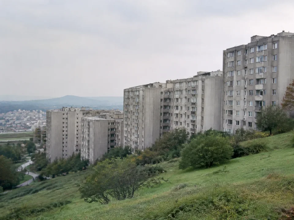 Grands immeubles gris en beton alignes sur une colline