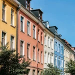 Immeubles colorés alignés sous un ciel bleu