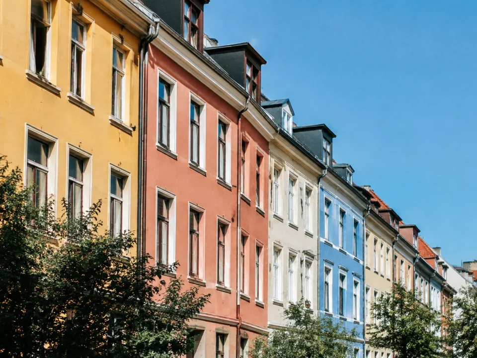 Immeubles colorés alignés sous un ciel bleu