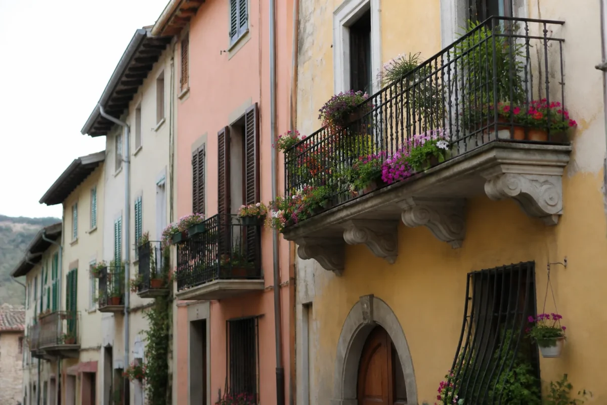 Immeubles colores, balcons fleuris le long d'une rue