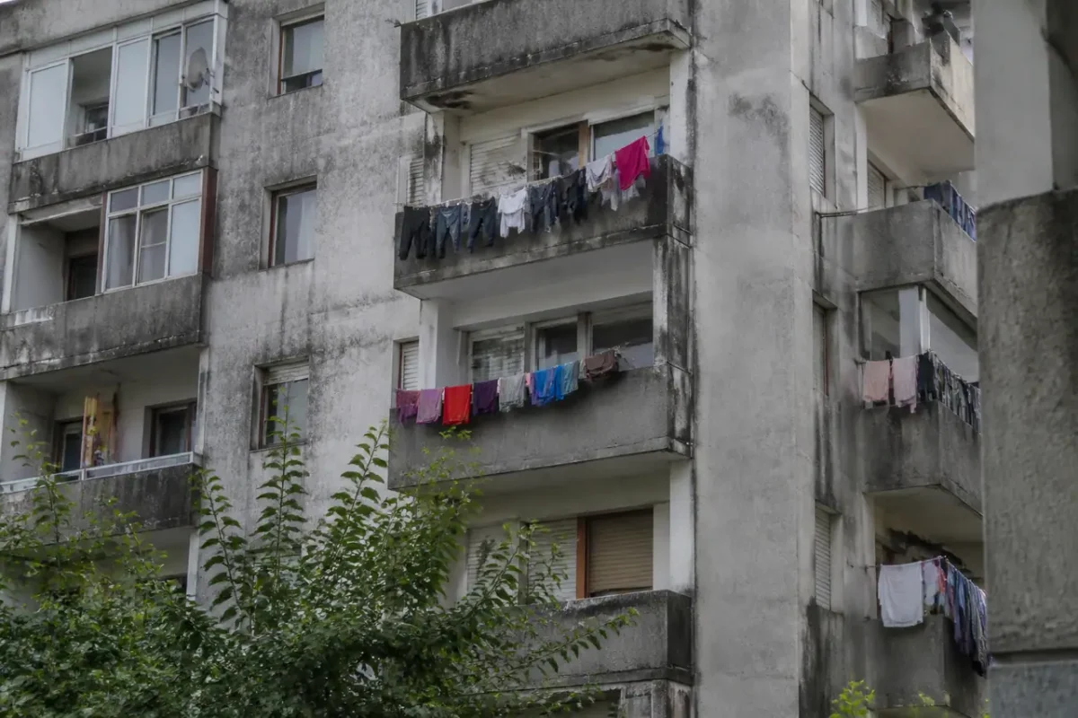 Immeubles gris avec linge seche sur les balcons