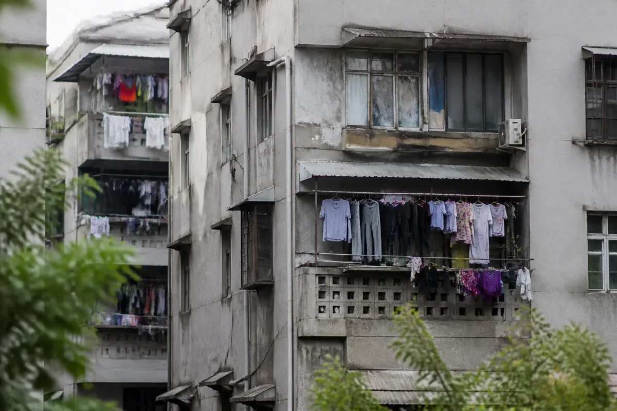 Immeubles gris vétustes linge tendu balcons