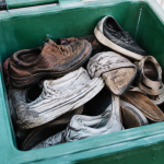 Vieilles paires empilees dans bac tri vert