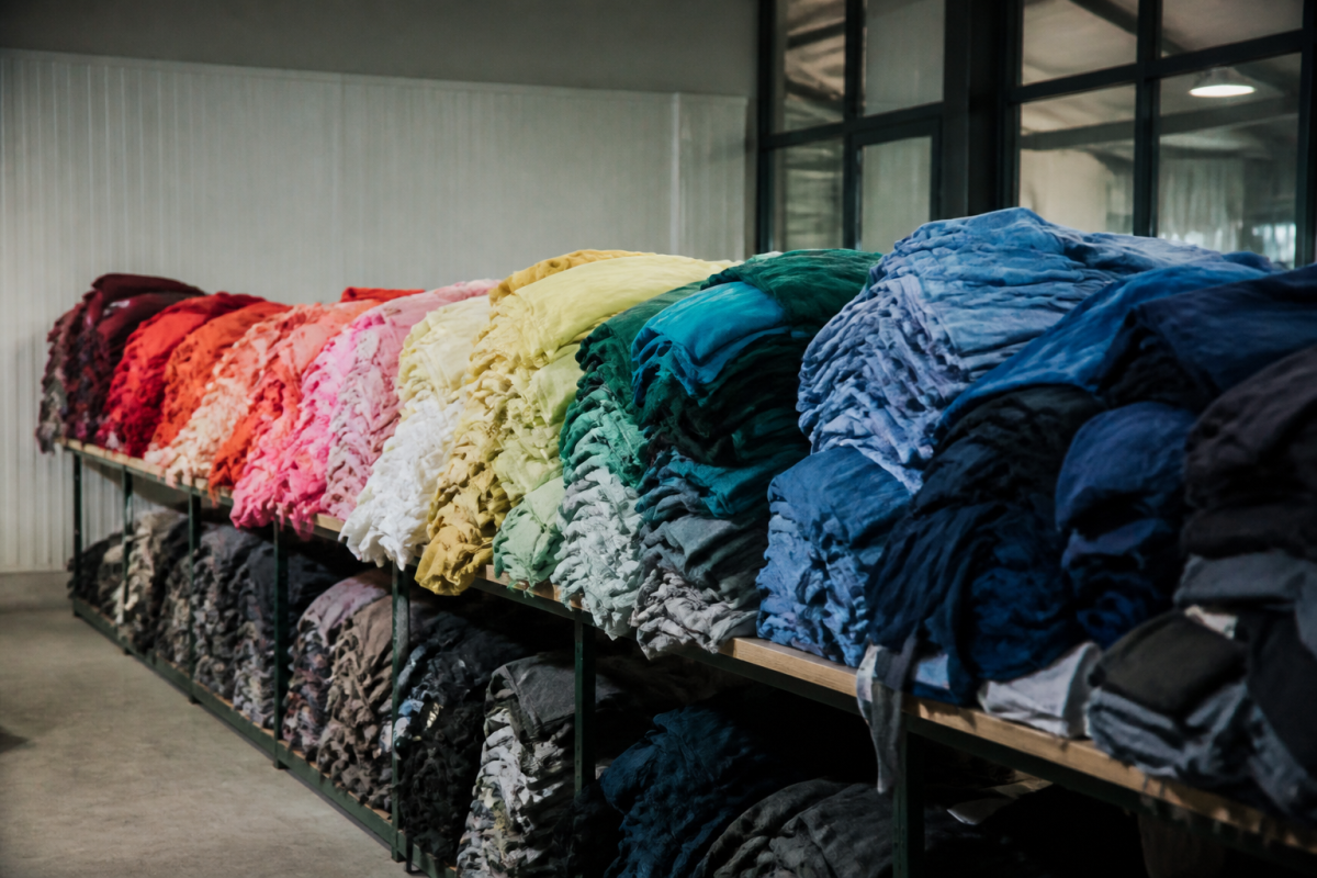 Piles de vetements tries par teinte dans centre