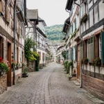 Rue pavee bordee de maisons a colombages
