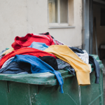Vetements colores empiles pres bac collecte