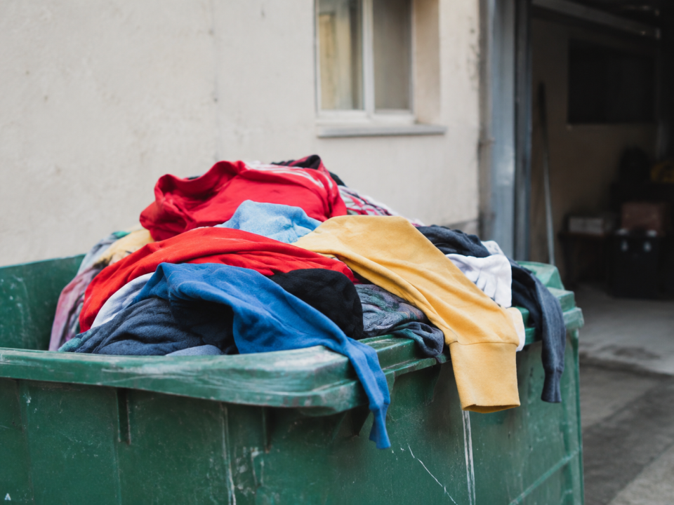 Vetements colores empiles pres bac collecte